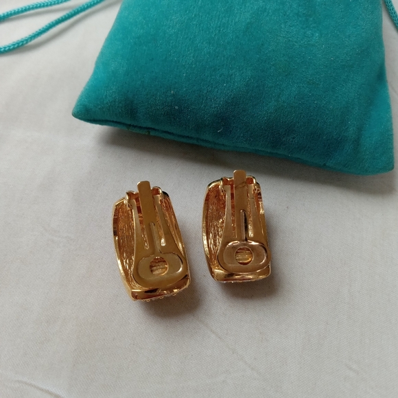 GORGEOUS ROMAN HALF HOOP CURVED RHINESTONE Pave Clip On Gold Earrings - Picture 6 of 6